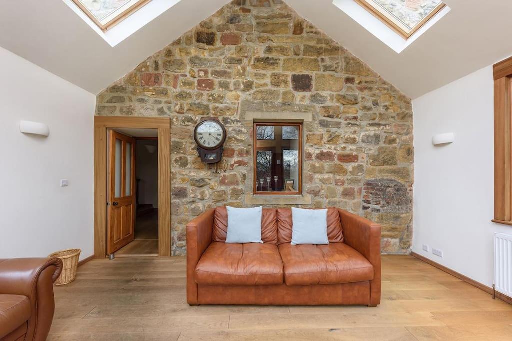 10 Bed Stunning House In Village, With Hot Tub Ovingham Exterior photo