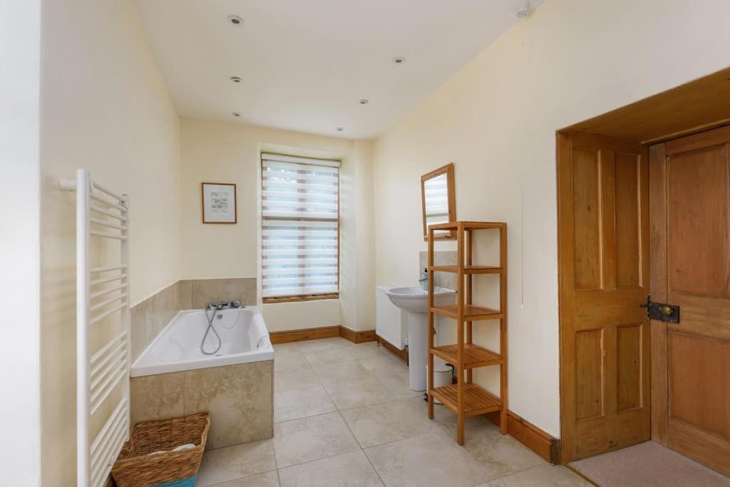 10 Bed Stunning House In Village, With Hot Tub Ovingham Exterior photo